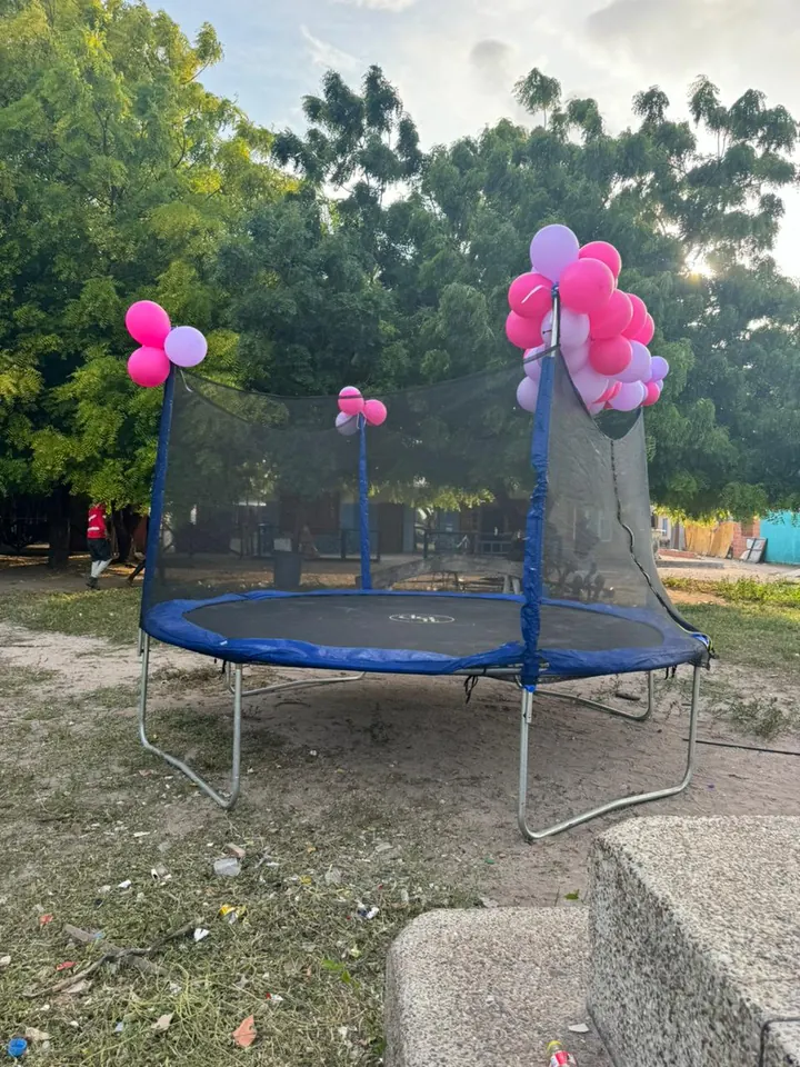 Espacio comunitario para niños y niñas con globos