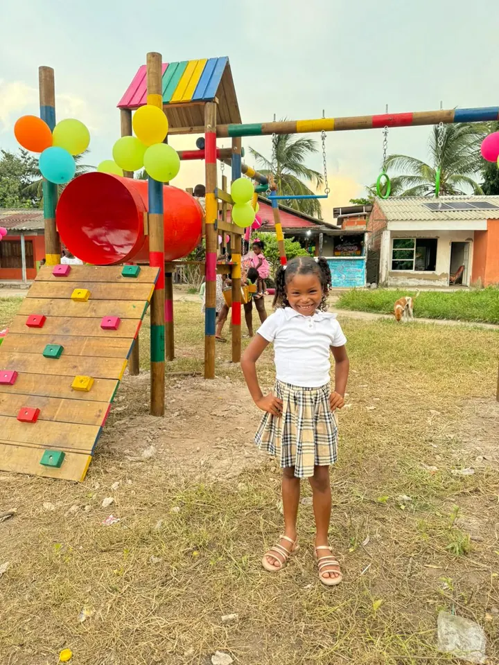 Niño de la comunidad en un espacio recreativo
