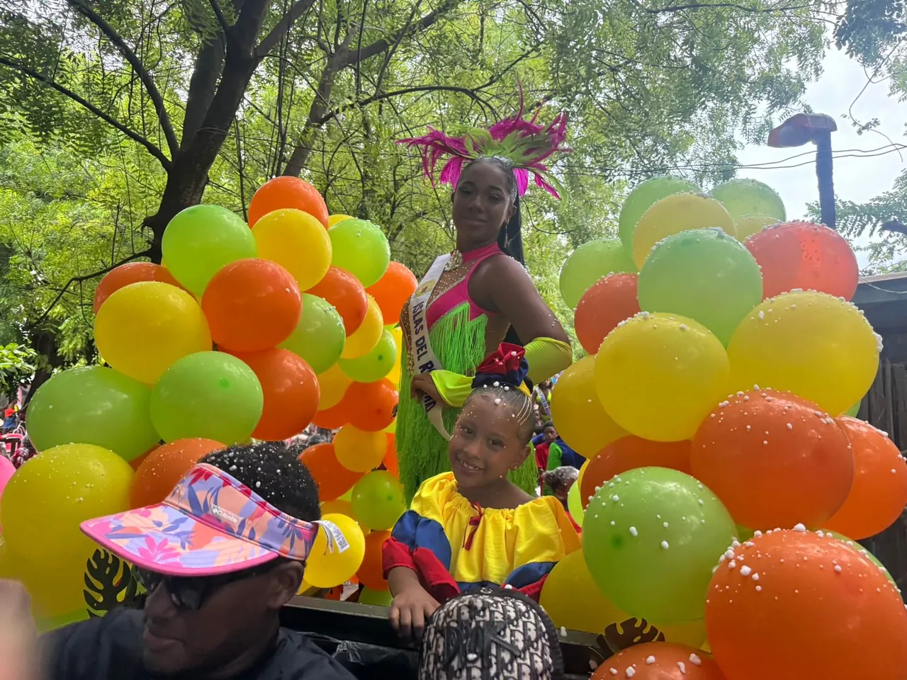 Celebración comunitaria con niñas y globos