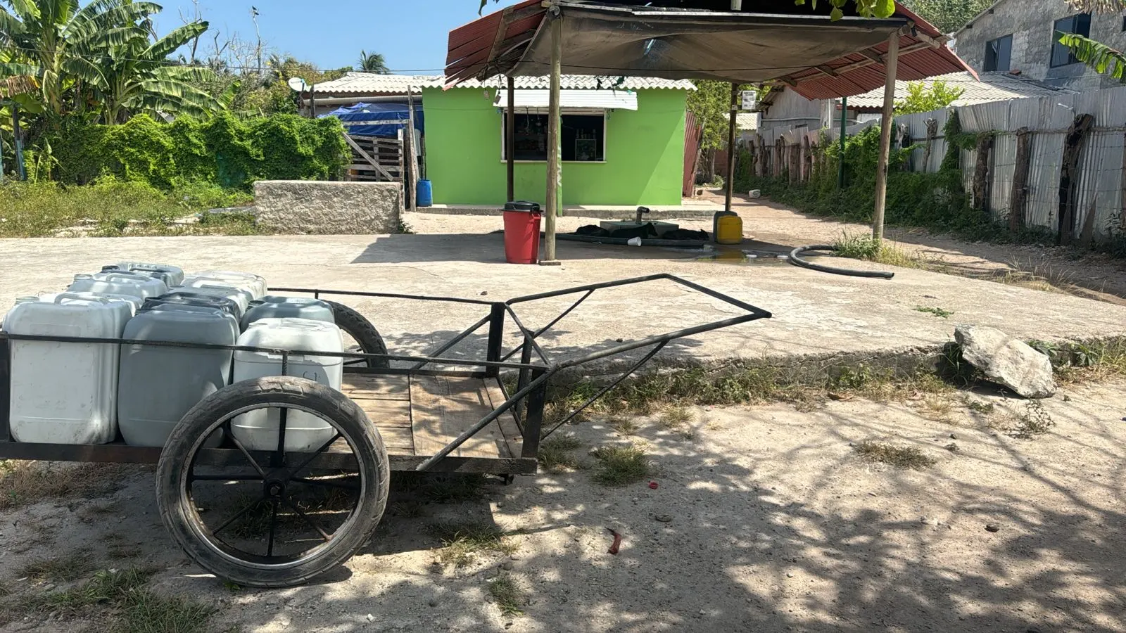 Alberca comunitaria y zona de abastecimiento de agua